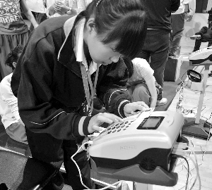 学生正在利用CMIS系统和学生卡查询自己的体质健康标准测试结果